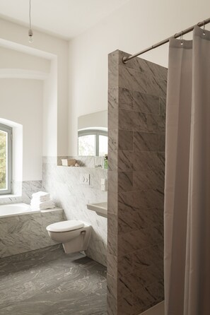 Bathtub, hair dryer, towels, toilet paper - Apartment Gut Üselitz on Rügen - 1. Floor right (Poseritz)