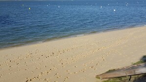 På stranden