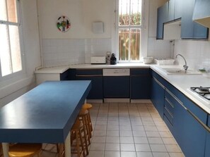 Microwave, oven, stovetop, dishwasher - Stunning 11-Room Waterfront Villa in Arcachon's Notre-Dame, Direct Beach Access (Arcachon)