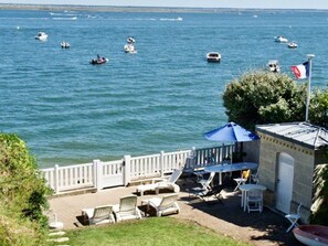 Outdoor dining - Stunning 11-Room Waterfront Villa in Arcachon's Notre-Dame, Direct Beach Access (Arcachon)