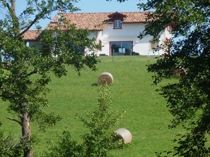 Exterior - 2 km from the beaches of Guéthary, villa 10 people, large garden, mountain view (Ahetze)