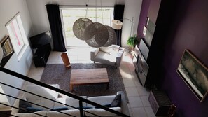 Televisión, chimenea, reproductor de DVD y tenis de mesa 