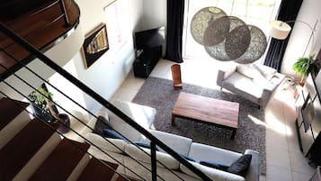 Een televisie, een open haard, een dvd-speler en een tafeltennistafel