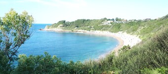 2 km from the beaches of Guéthary, villa 10 people, large garden, mountain view