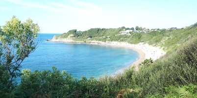 2 km from the beaches of Guéthary, villa 10 people, large garden, mountain view