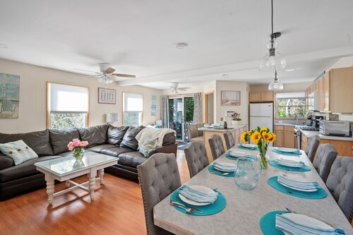 5BR PET FRIENDLY - SALT WATER HOT TUB!! Oceanside in Beach Haven!!!