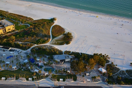Beach nearby, sun-loungers. 🌷Steps to Siesta Beach, Chic Studio, Pool & Patio