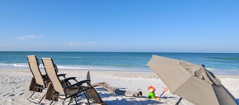 Charming Hibiscus Suite-spacious- only 60 steps to Siesta Key Public Beach 