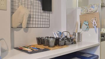 Casa, 2 habitaciones, no fumadores, cocina básica | Cocina básica privada | Frigorífico, microondas, placa de cocina y hervidor eléctrico