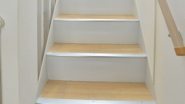 A staircase with white walls and wooden steps leading to a landing. - Merveille Ueno House Tokyo (Tokyo)