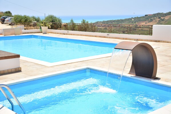 Una piscina al aire libre
