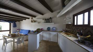 KĂŒhlschrank, Herdplatte, Wasserkocher mit Kaffee-/Teezubehör, Toaster