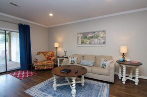 TV - 421A Eddy · Downtown Franklin Fun!! 1 mile to all the fun (Franklin)