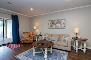 TV - 421A Eddy · Downtown Franklin Fun!! 1 mile to all the fun (Franklin)