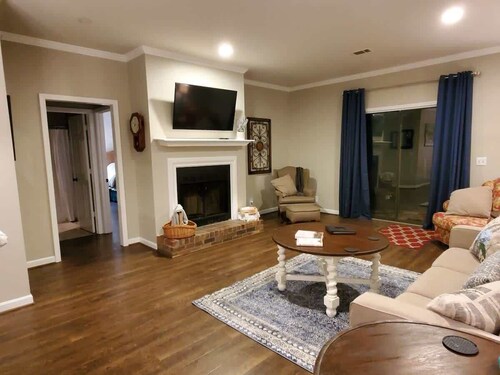 Fun & Relaxation odottaa! Vasta remontoitu, kävele Franklinin keskustaan. 