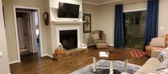 Moro og avslapning venter! Nyrenovert, gå til sentrum av Franklin. 