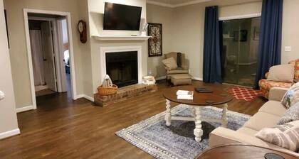 Fun & Relaxation odottaa! Vasta remontoitu, kävele Franklinin keskustaan.