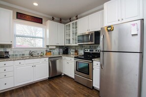 Fridge, microwave, oven, stovetop - 421A Eddy · Downtown Franklin Fun!! 1 mile to all the fun (Franklin)