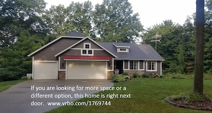 Grill, Hot Tub, Fire Pit, Game Room, Pond, Theater ~ Just 4 Mi. From Saugatuck!