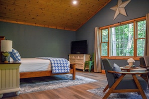 4 bedrooms, iron/ironing board, WiFi, bed sheets - Grill, Hot Tub, Fire Pit, Game Room, Pond, Theater ~ Just 4 Mi. From Saugatuck!  (Hamilton)