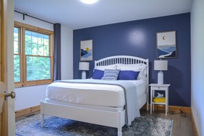 4 bedrooms, iron/ironing board, WiFi, bed sheets