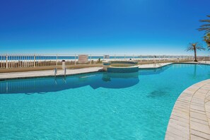 Una piscina cubierta