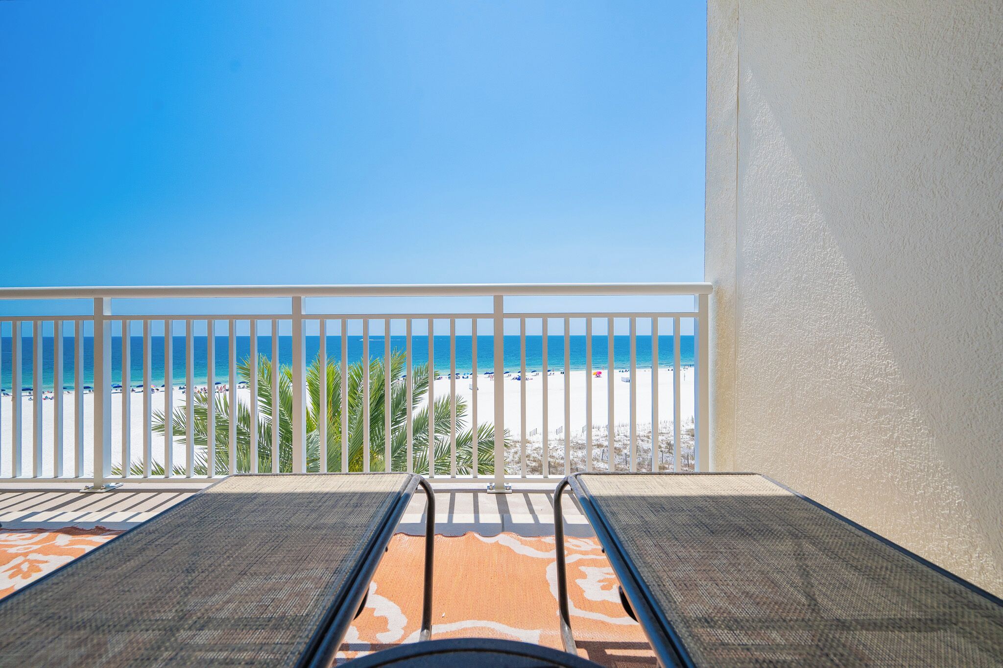 Un balcone con vista sulla spiaggia e sull'oceano.