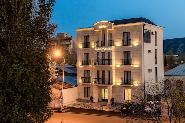 Bagian depan properti - sore/malam