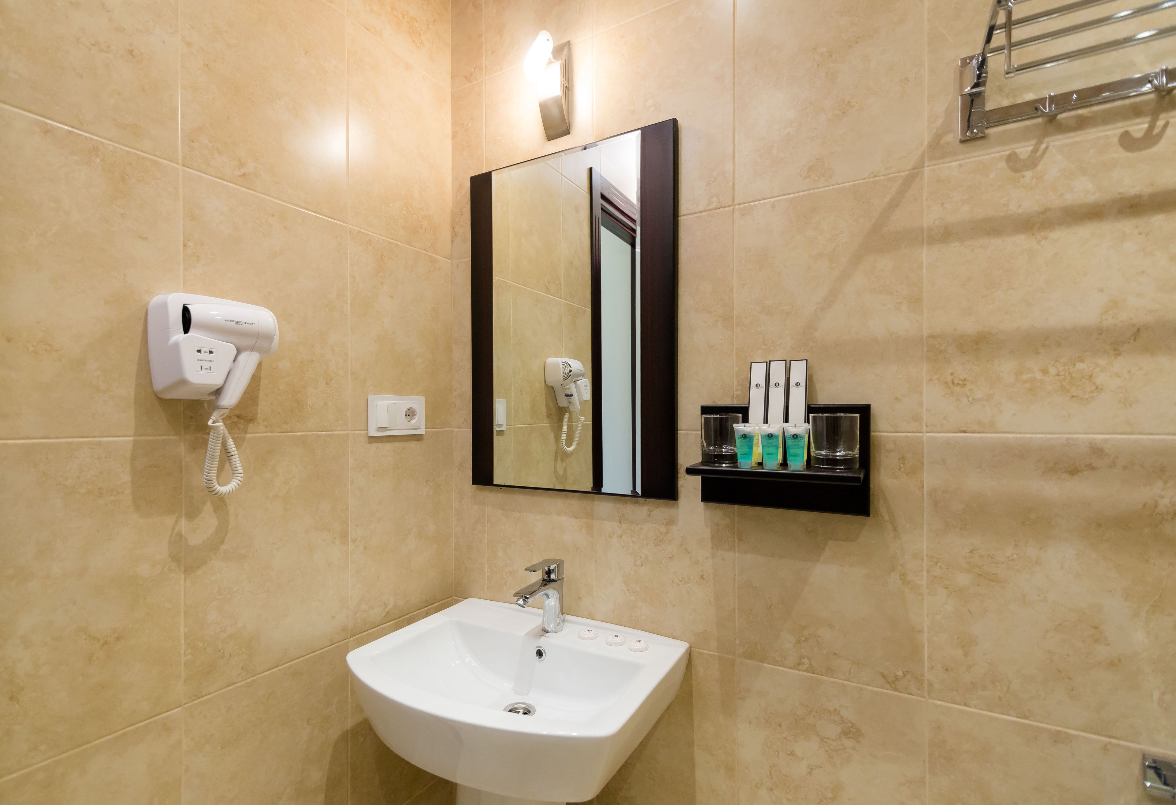deluxe double room | bathroom | free toiletries, hair dryer, bathrobes, slippers