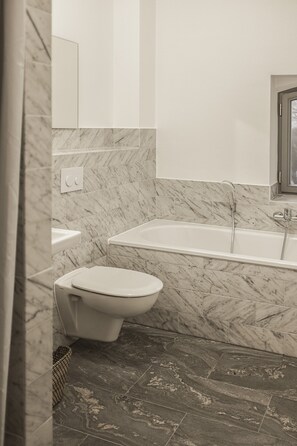 Bathtub, hair dryer, towels, toilet paper - Apartment Gut Üselitz on Rügen - 2. Floor left (Poseritz)