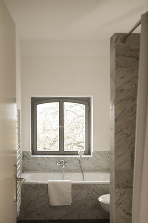 Badewanne, Haartrockner, Handtücher, Toilettenpapier