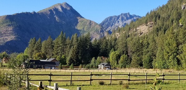 Property grounds - LOCATED ON ICICLE ROAD, 2 MILES FROM TOWN.  HOT TUB AND BEAUTIFUL VIEWS (Leavenworth)