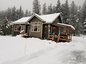 Exterior - LOCATED ON ICICLE ROAD, 2 MILES FROM TOWN.  HOT TUB AND BEAUTIFUL VIEWS (Leavenworth)