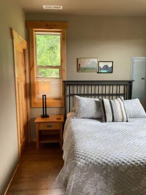 2 bedrooms, travel cot, free WiFi, bed sheets - LOCATED ON ICICLE ROAD, 2 MILES FROM TOWN.  HOT TUB AND BEAUTIFUL VIEWS (Leavenworth)