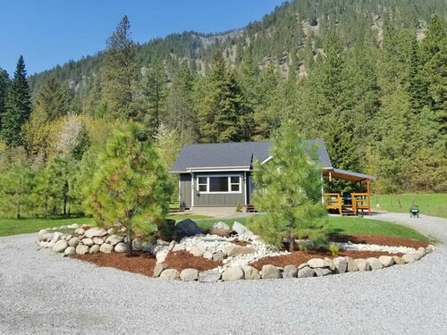 LOCATED ON ICICLE ROAD, 2 MILES FROM TOWN.  HOT TUB AND BEAUTIFUL VIEWS