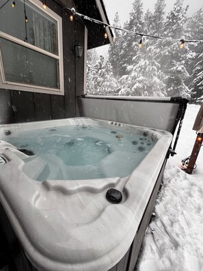 Outdoor spa tub - LOCATED ON ICICLE ROAD, 2 MILES FROM TOWN.  HOT TUB AND BEAUTIFUL VIEWS (Leavenworth)