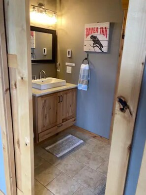 Shower, hair dryer, heated floors, towels - LOCATED ON ICICLE ROAD, 2 MILES FROM TOWN.  HOT TUB AND BEAUTIFUL VIEWS (Leavenworth)