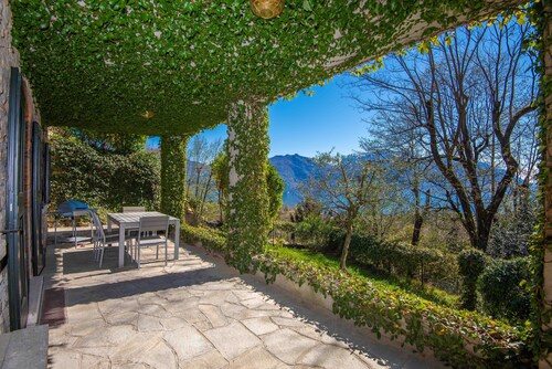 Romantic cottage on Lake Como