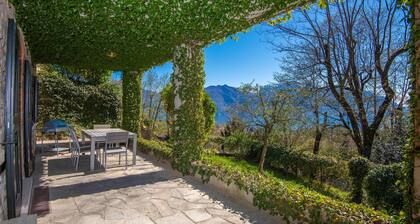Romantic cottage on Lake Como