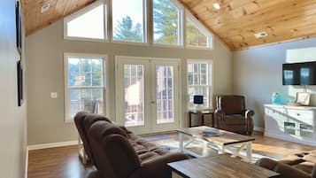 Télévision, baby-foot, table de tennis de table, livres