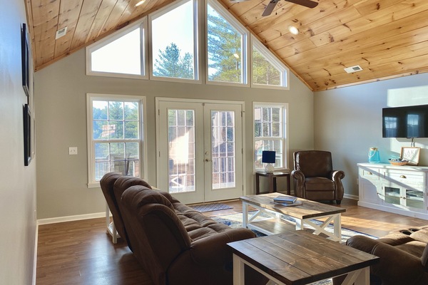 Télévision, baby-foot, table de tennis de table, livres