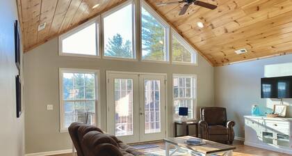 Lake James rantaalue telakalla, uima-altaalla, kajakkeilla ja melalaudalla!