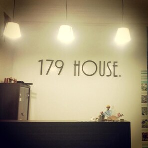 ฝ่ายต้อนรับ