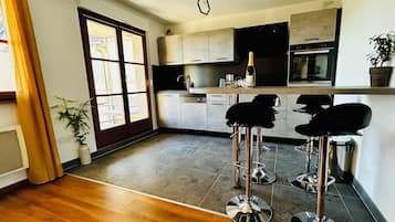 Kühlschrank, Mikrowelle, Ofen, Herdplatte