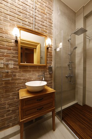 Haartrockner, Handtücher, Toilettenpapier