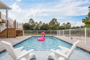Una piscina al aire libre, una piscina climatizada