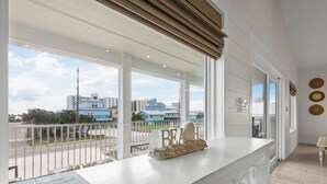 Ein geräumiger Balkon mit Blick auf die Stadt, ein Willkommensschild und ein dekoratives Element auf dem Tisch.