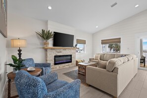 Una Smart TV, una chimenea, videojuegos, un reproductor de DVD