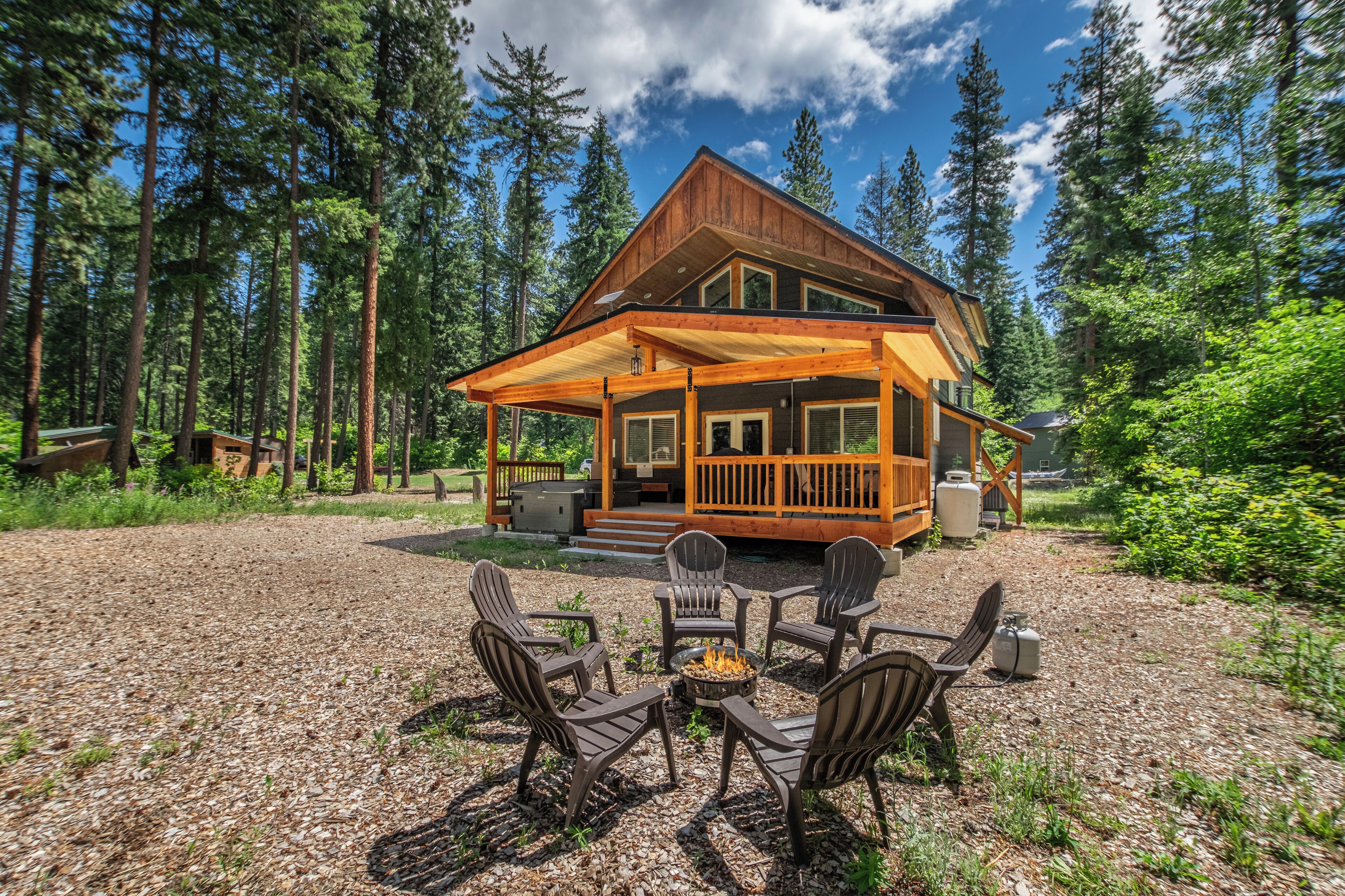 Compass Cabin-Deck, WIFI, Hot Tub, Dogs, BBQ, EV