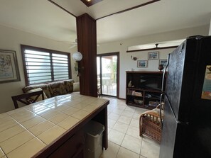 TV connectée, lecteur de DVD, livres, médiathèque